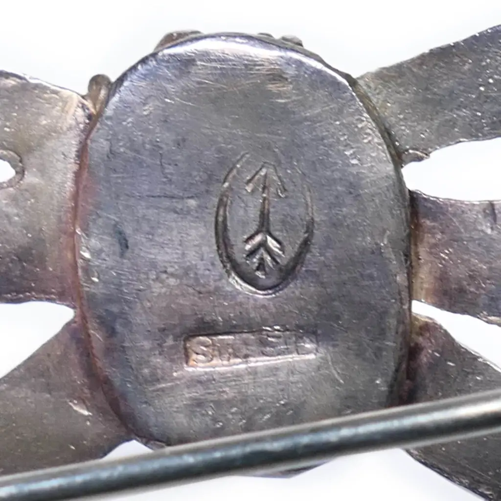 Edith Morris (Wellington) silver Arts & Crafts bow brooch, Image 1++